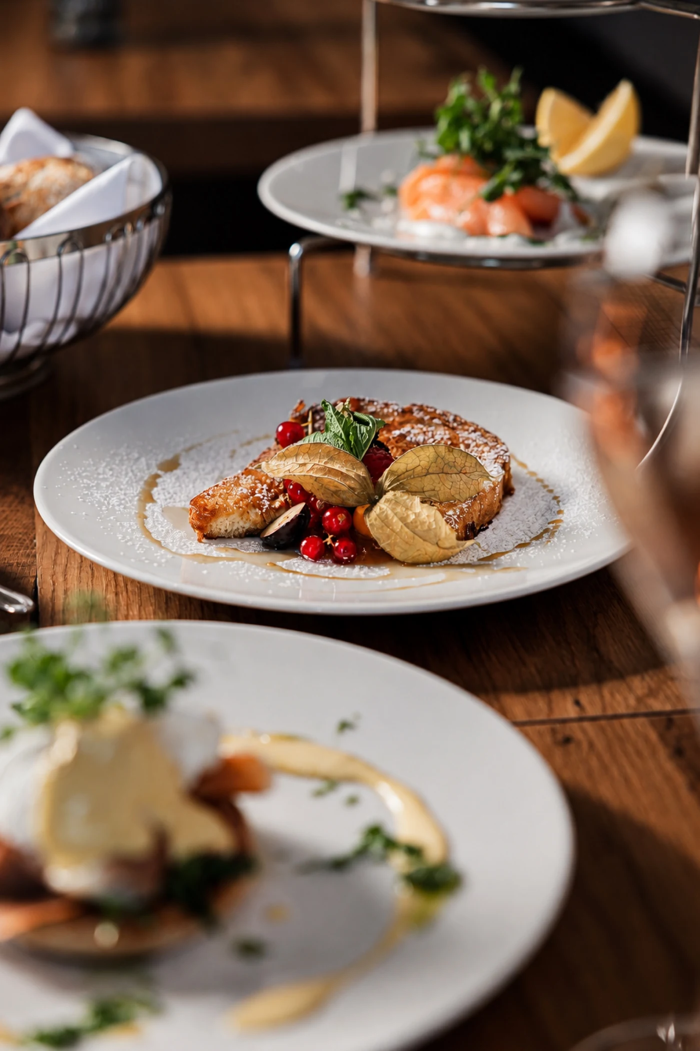 Frühstück mit Beeren und frischer Minze