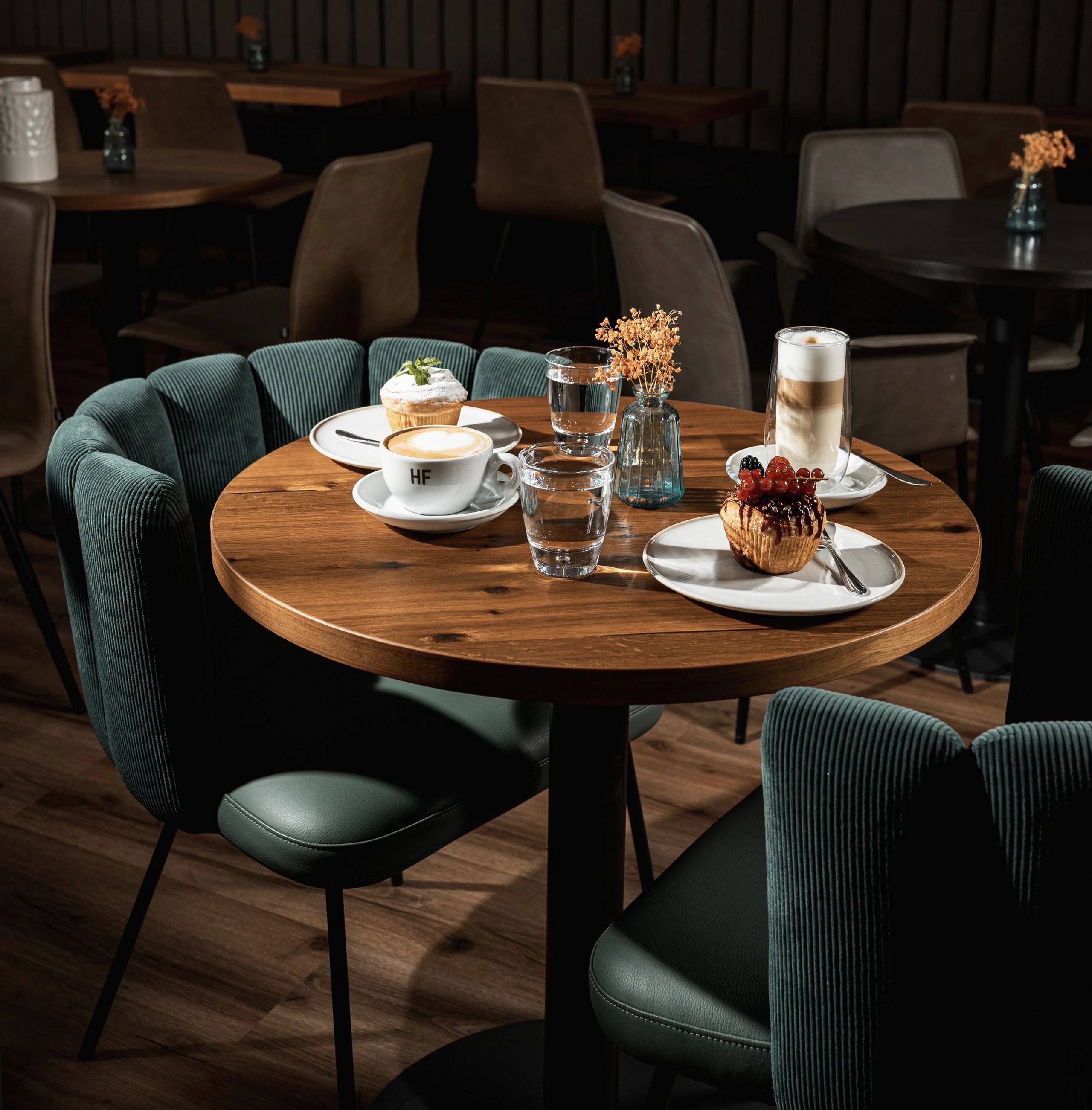 Kaffee und Pâtisserie im Café der Hempelschen Fabrik