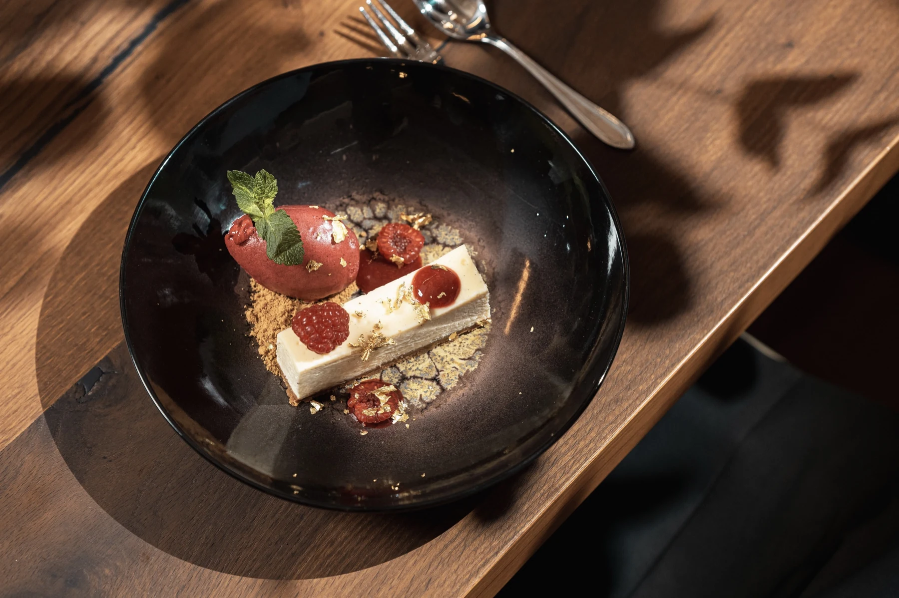 Dessert mit Himbeeren und Sorbet